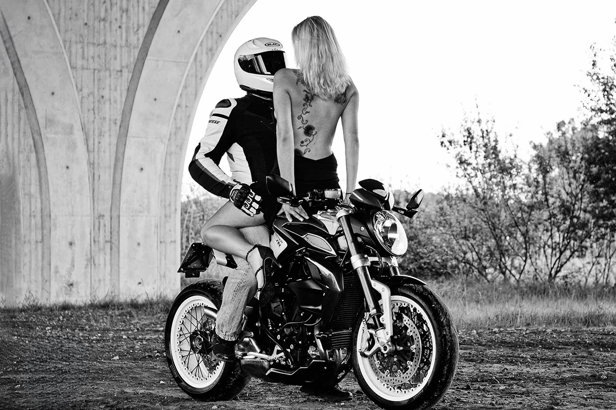 Cooles Lifestyle Portrait einer Frau bei einem Carshooting