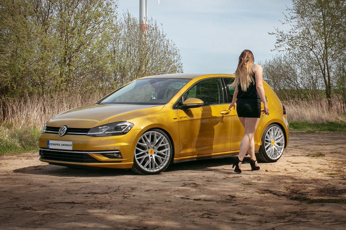 Elegantes Carshooting mit Model, fotografiert von Tempel Design in Schwerin
