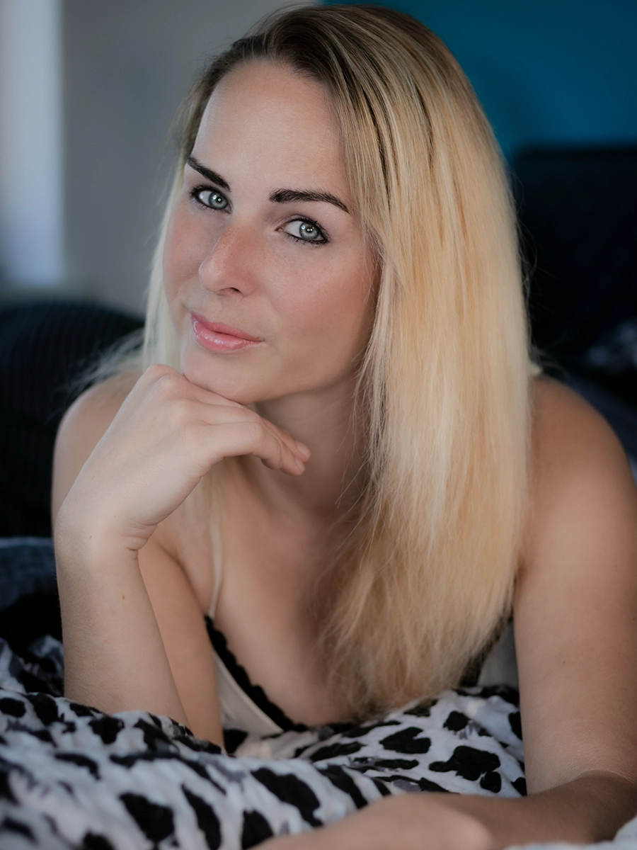 Natürliches Lifestyle Portrait einer blonden Frau in entspannter Atmosphäre von Tempel Design